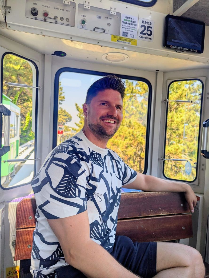 Jonas von Travel Twins